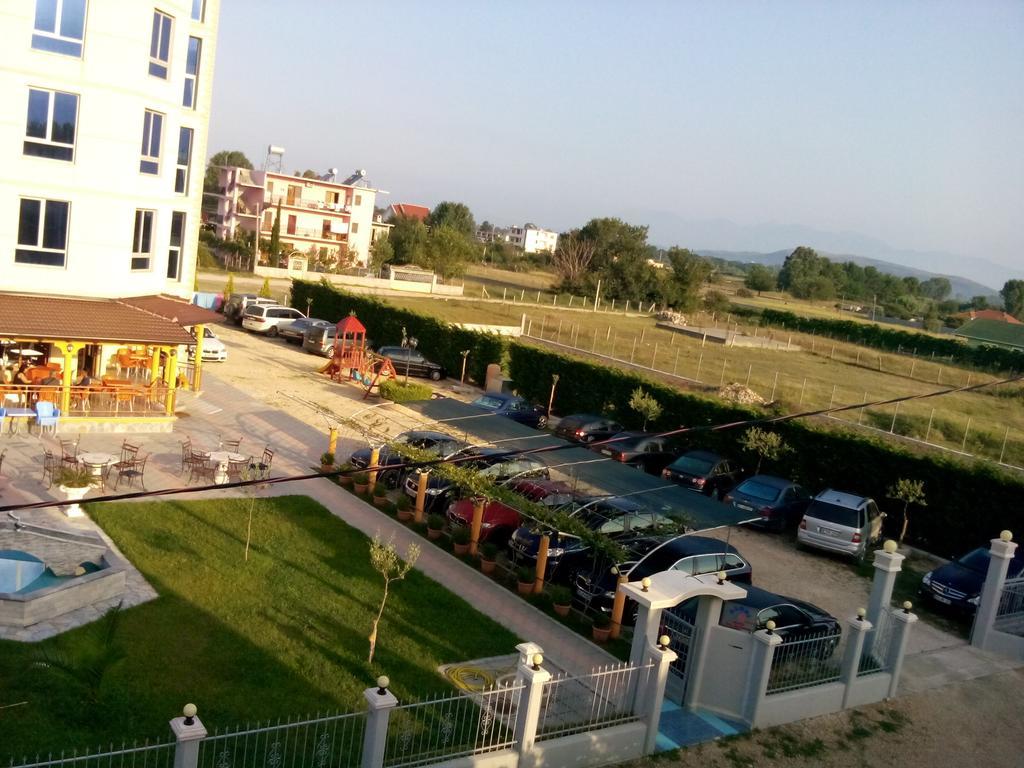 Hotel Restaurant Globi Velipoje Exterior photo